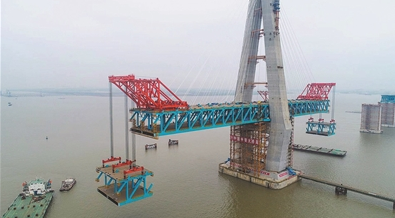 沪通大桥主航道桥完成新一轮钢梁吊装 主桥钢梁378米超越北塔高度