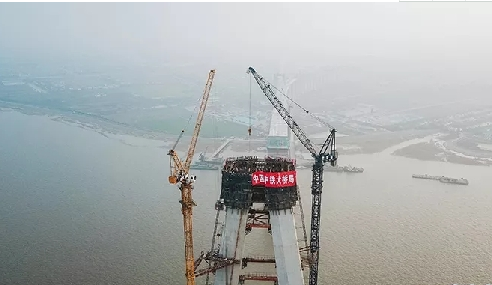 沪通长江大桥南主塔合龙 世界最高“塔”空中交汇