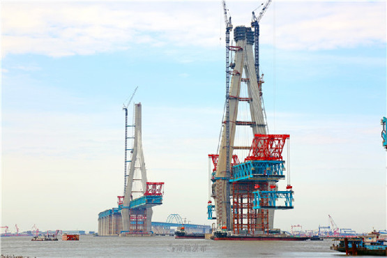 沪通大桥三大进展:建塔275.9米、架梁266米、挂缆24根